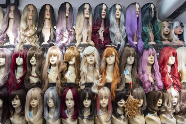 Таиланд, Бангкок - 7 ноября 2024 года: Парикмахерская на линии рынка Самфенг в городе Бангкок в Таиланде.