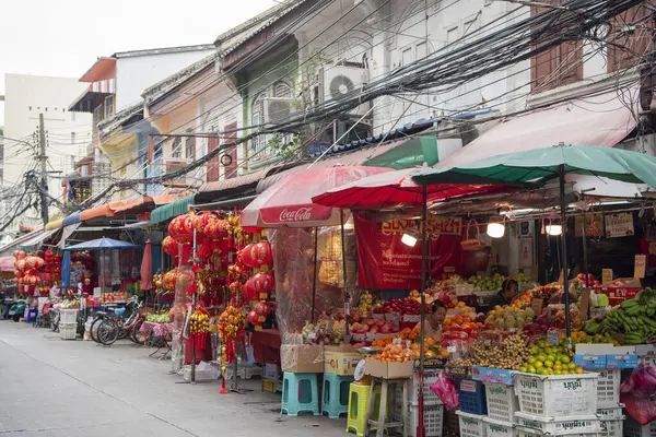 Tayland, Bangkok - 7 Kasım 2024: Dükkanları ve Marketi olan cadde Tayland 'ın Bangkok şehrinde ufuk çizgisi olan Çin Mahallesi.