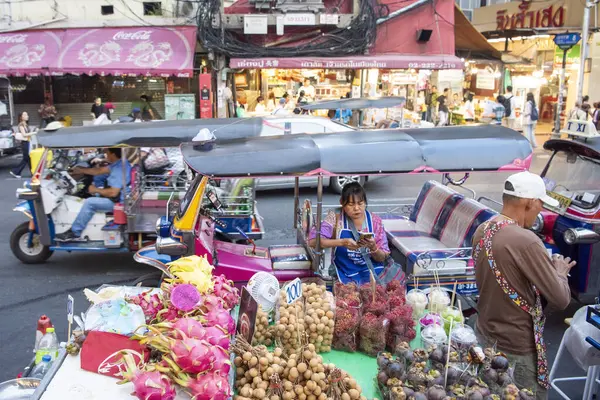 Tayland, Bangkok - 14 Aralık 2024: İnsanlar ve Tuk Tuk, Tayland 'ın Bangkok şehrindeki Çin Mahallesi' nde Yaowarat Yolu 'ndaki pazarda.