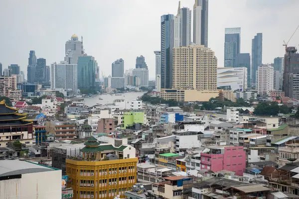   Tayland, Bangkok - 7 Kasım 2024: Tayland 'daki Bangkok şehrinde ufuk çizgisi olan Çin Kasabası.