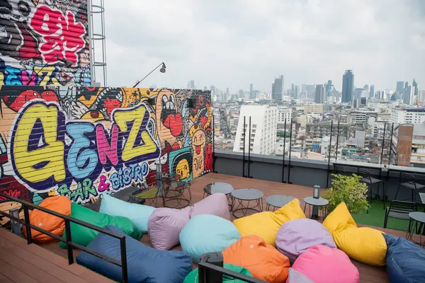 Tayland 'ın Bangkok şehrinde ufuk çizgisi olan China Town' daki Çatı Üstü Bar, Tayland, Bangkok, 7 Kasım 2024.