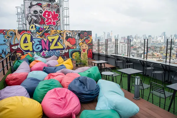 Tayland 'ın Bangkok şehrinde ufuk çizgisi olan China Town' daki Çatı Üstü Bar, Tayland, Bangkok, 7 Kasım 2024.