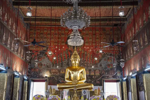 Tayland, Bangkok - 7 Kasım 2024: Tayland 'da Banglamphu' da Wat Saket içinde Buda.