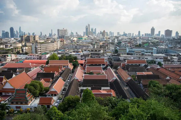 Banglamphu 'daki Wat Saket' in Tayland 'daki Bangkok şehrindeki havadan görünüşü - Tayland, Bangkok - 7 Kasım 2024.