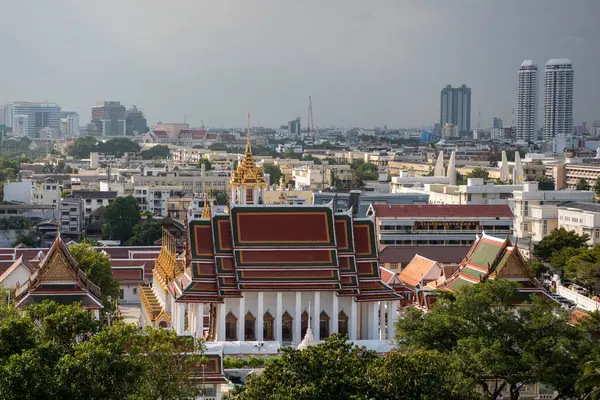 Wat Ratchanatdaram Worawihan Tayland 'ın Bangkok şehrinde ufuk çizgisi ile 7 Kasım 2024.