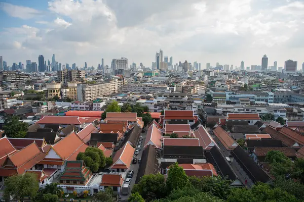 Banglamphu 'daki Wat Saket' in Tayland 'daki Bangkok şehrindeki havadan görünüşü - Tayland, Bangkok, 7 Kasım 2024.
