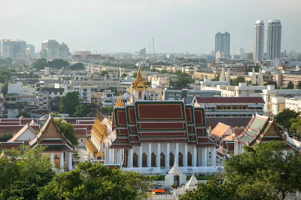 Wat Ratchanatdaram Worawihan Tayland 'ın Bangkok şehrinde ufuk çizgisi ile 7 Kasım 2024.