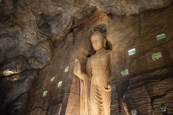 Tayland, Bangkok - 7 Kasım 2024: Bamiyan Buddha Mağarası Banglamphu, Banglamphu, Tayland.