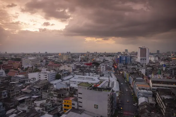 Çin Mahallesi 'ndeki Yaowarat Yolu' nda Tayland 'ın Bangkok şehrindeki Çin Mahallesi' nde 7 Kasım 2024 'te ufuk çizgisi olan hava manzarası..
