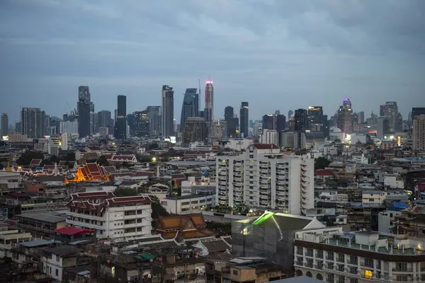   Tayland, Bangkok - 7 Kasım 2024: Tayland 'daki Bangkok şehrinde ufuk çizgisi olan Çin Kasabası.