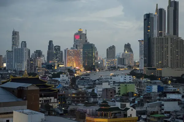   Tayland, Bangkok - 7 Kasım 2024: Tayland 'daki Bangkok şehrinde ufuk çizgisi olan Çin Kasabası.