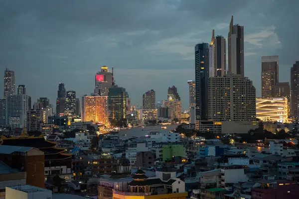   Tayland, Bangkok - 7 Kasım 2024: Tayland 'daki Bangkok şehrinde ufuk çizgisi olan Çin Kasabası.