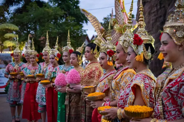 Tayland, Bangkok - 8 Kasım 2024: Tayland 'daki Wat Saket Festivali Fuarında Geleneksel Tayland Kadınları.