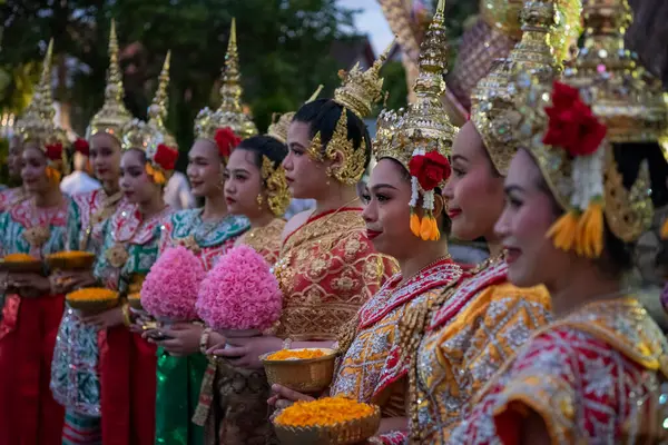 Tayland, Bangkok - 8 Kasım 2024: Tayland 'daki Wat Saket Festivali Fuarında Geleneksel Tayland Kadınları.