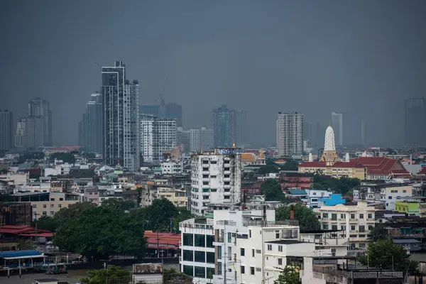 Thonburi 'deki Wat Phitchayatikaram Worawihan' dan Chedi Tayland 'daki Bangkok şehrinin silueti ile 5 Kasım 2024.