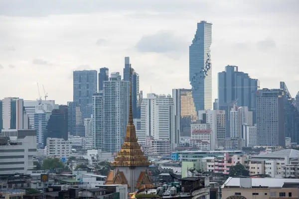 Tayland, Bangkok, 5 Kasım 2024 - Wat Traimit Çin Mahallesi, Tayland 'ın Bangkok şehrinde ufuk çizgisi ile.  