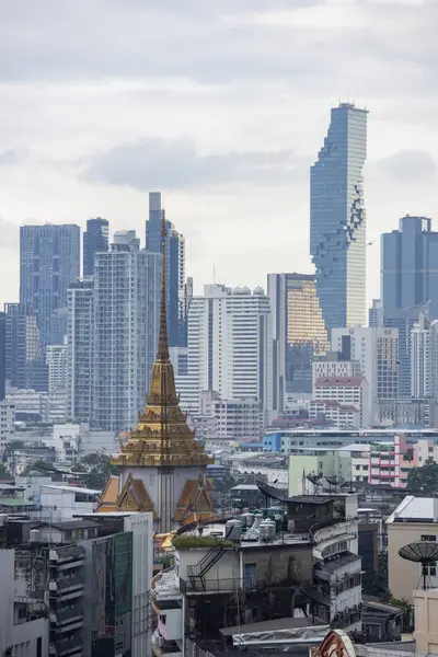 Tayland, Bangkok, 5 Kasım 2024 - Wat Traimit Çin Mahallesi, Tayland 'ın Bangkok şehrinde ufuk çizgisi ile.  