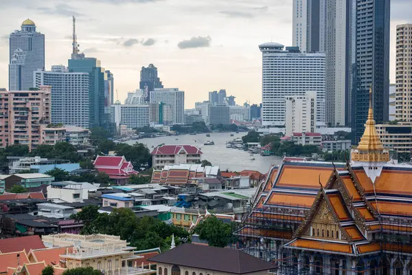Tayland 'ın Bangkok şehrinde Chao Phriya Nehri' nin silueti - Tayland, Bangkok, 5 Kasım 2024.