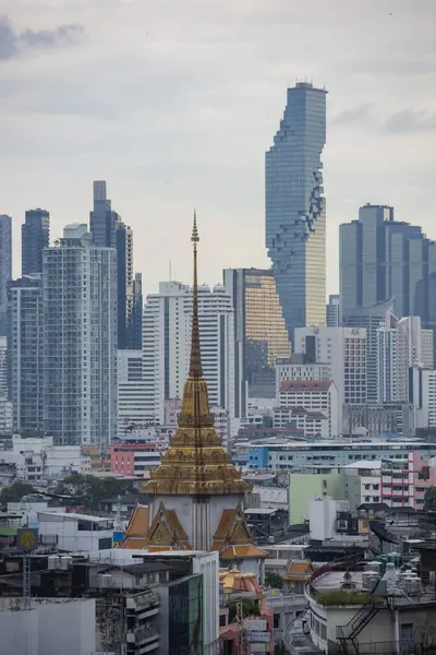 Tayland, Bangkok, 5 Kasım 2024 - Wat Traimit Çin Mahallesi, Tayland 'ın Bangkok şehrinde ufuk çizgisi ile.  