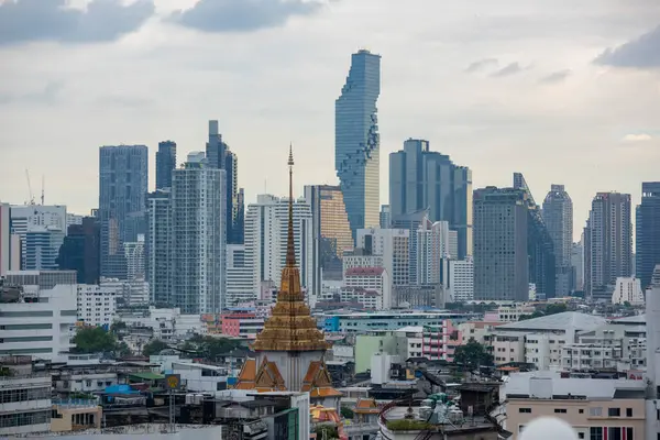 Tayland, Bangkok, 5 Kasım 2024 - Wat Traimit Çin Mahallesi, Tayland 'ın Bangkok şehrinde ufuk çizgisi ile.  