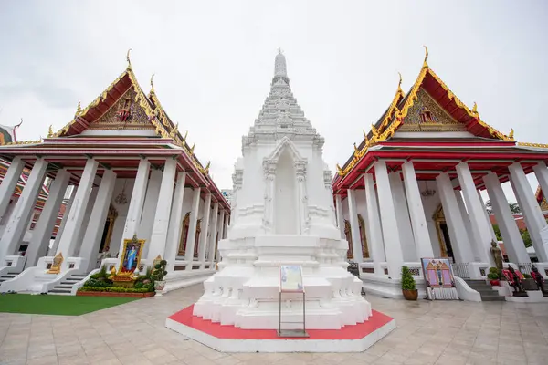 Tayland, Bangkok - 6 Kasım 2024: Wat Maha Phruettharam Worawihan Bangkok, Tayland.  