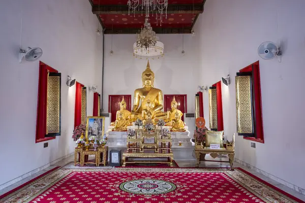 Tayland, Bangkok - 6 Kasım 2024: Wat Maha Phruettharam Worawihan Bangkok, Tayland.  