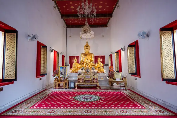 Tayland, Bangkok - 6 Kasım 2024: Wat Maha Phruettharam Worawihan Bangkok, Tayland.  