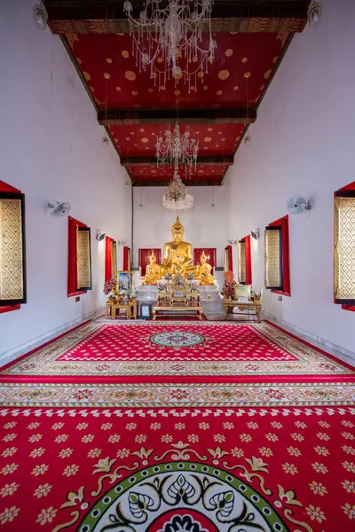 Tayland, Bangkok - 6 Kasım 2024: Wat Maha Phruettharam Worawihan Bangkok, Tayland.  