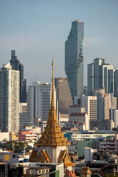Tayland, Bangkok, 6 Kasım 2024 - Wat Traimit Çin Mahallesi, Tayland 'ın Bangkok şehrinde ufuk çizgisi ile. 
