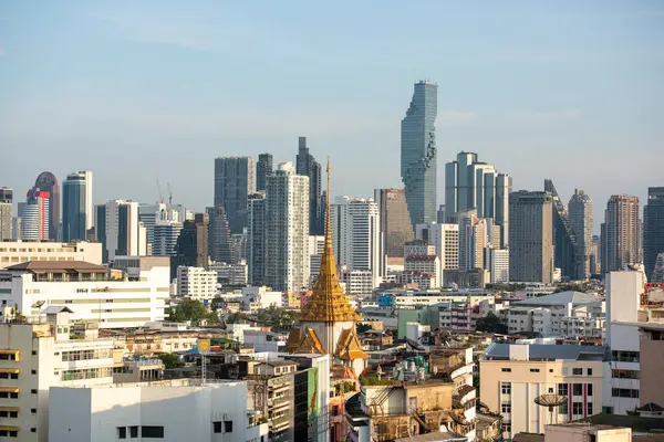 Tayland, Bangkok, 6 Kasım 2024 - Wat Traimit Çin Mahallesi, Tayland 'ın Bangkok şehrinde ufuk çizgisi ile. 