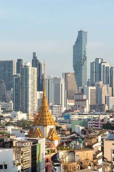 Tayland, Bangkok, 6 Kasım 2024 - Wat Traimit Çin Mahallesi, Tayland 'ın Bangkok şehrinde ufuk çizgisi ile. 