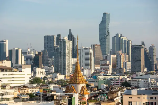 Tayland, Bangkok, 6 Kasım 2024 - Wat Traimit Çin Mahallesi, Tayland 'ın Bangkok şehrinde ufuk çizgisi ile. 
