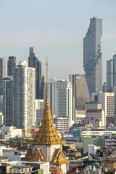 Tayland, Bangkok, 6 Kasım 2024 - Wat Traimit Çin Mahallesi, Tayland 'ın Bangkok şehrinde ufuk çizgisi ile. 