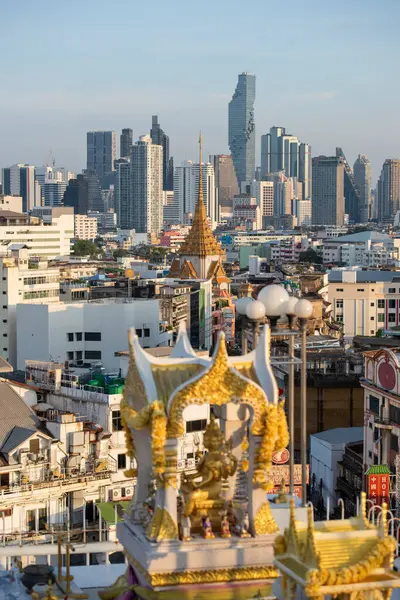 Tayland, Bangkok, 6 Kasım 2024 - Wat Traimit Çin Mahallesi, Tayland 'ın Bangkok şehrinde ufuk çizgisi ile. 