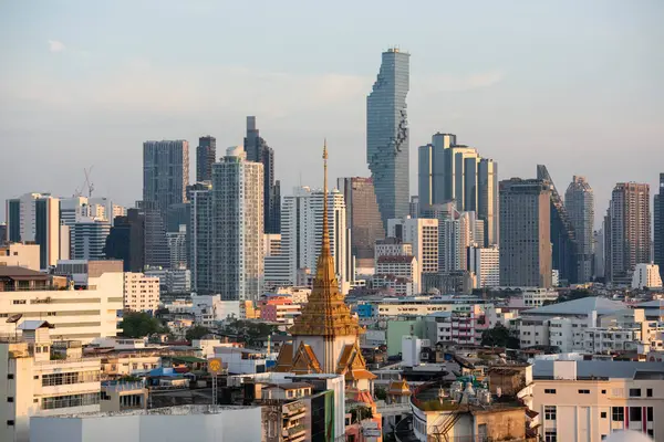 Tayland, Bangkok, 6 Kasım 2024 - Wat Traimit Çin Mahallesi, Tayland 'ın Bangkok şehrinde ufuk çizgisi ile. 