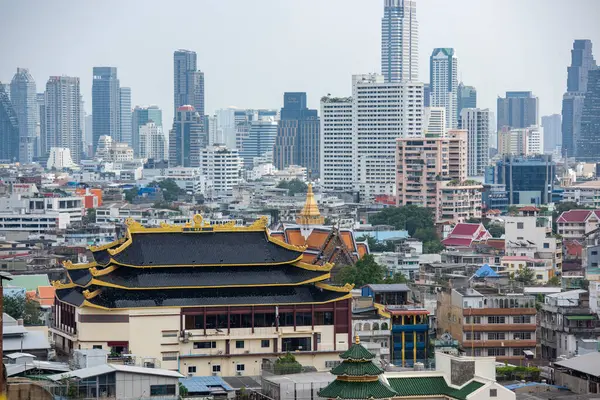 Tayland, Bangkok, 7 Kasım 2024 - Wat Chaiyaphum Karam, Tayland 'ın başkenti Bangkok' un silueti ile Çin 'de. 