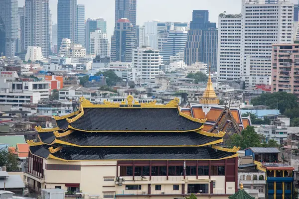 Tayland, Bangkok, 7 Kasım 2024 - Wat Chaiyaphum Karam, Tayland 'ın başkenti Bangkok' un silueti ile Çin 'de. 