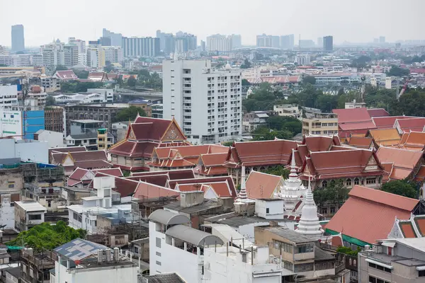 Wat Chakkrawat Tayland 'da Bangkok şehrinin silueti üzerinde - Tayland, Bangkok, 7 Kasım 2024.