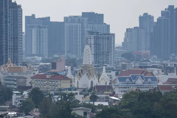 Thonburi 'deki Wat Phitchayatikaram Worawihan' dan Chedi Tayland 'daki Bangkok şehrinin silueti - Tayland, Bangkok, 7 Kasım 2024.