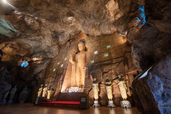 Tayland, Bangkok - 7 Kasım 2024: Bamiyan Buddha Mağarası Banglamphu, Banglamphu, Tayland.