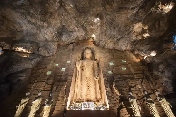 Tayland, Bangkok - 7 Kasım 2024: Bamiyan Buddha Mağarası Banglamphu, Banglamphu, Tayland.