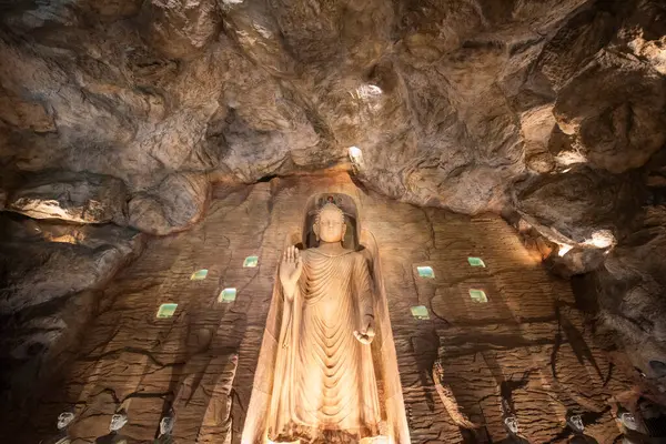 Tayland, Bangkok - 7 Kasım 2024: Bamiyan Buddha Mağarası Banglamphu, Banglamphu, Tayland.