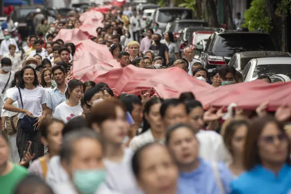 Tayland, Bangkok, 8 Kasım 2024 - Tayland, Bangkok 'taki Wat Saket Festivali' nde Altın Dağ 'a giden tören.  