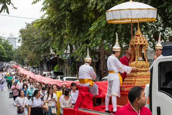 Tayland, Bangkok, 8 Kasım 2024 - Tayland, Bangkok 'taki Wat Saket Festivali' nde Altın Dağ 'a giden tören.  