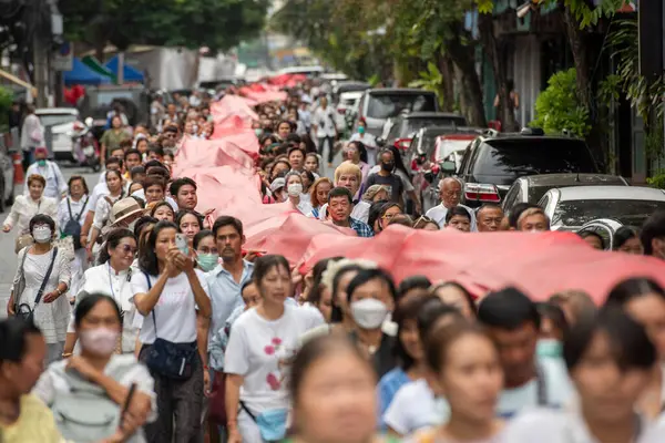 Tayland, Bangkok, 8 Kasım 2024 - Tayland, Bangkok 'taki Wat Saket Festivali' nde Altın Dağ 'a giden tören.  