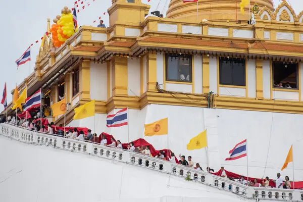 Tayland, Bangkok, 8 Kasım 2024 - Banglamphu 'daki Wat Saket Festivali Fuarında Altın Chedi. 