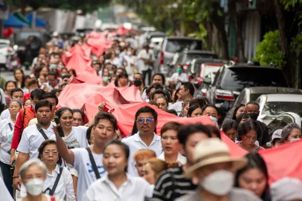 Tayland, Bangkok, 8 Kasım 2024 - Tayland, Bangkok 'taki Wat Saket Festivali' nde Altın Dağ 'a giden tören.  