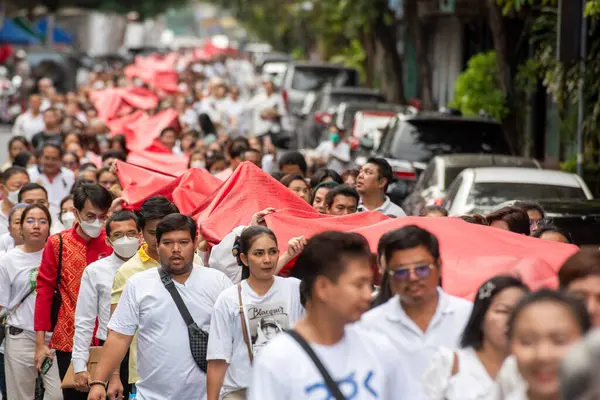 Tayland, Bangkok, 8 Kasım 2024 - Tayland, Bangkok 'taki Wat Saket Festivali' nde Altın Dağ 'a giden tören.  