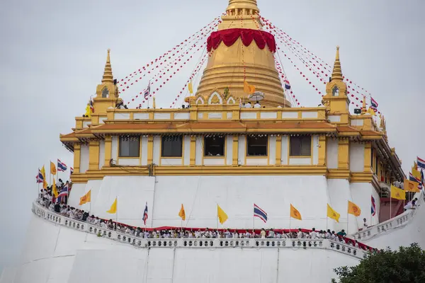 Tayland, Bangkok, 8 Kasım 2024 - Banglamphu 'daki Wat Saket Festivali Fuarında Altın Chedi. 