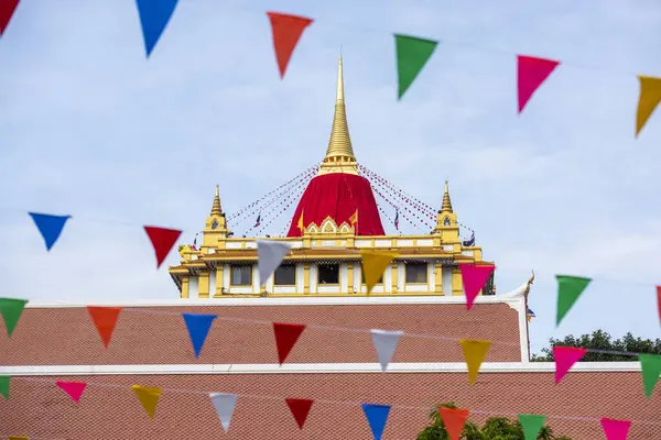 Tayland, Bangkok, 8 Kasım 2024 - Banglamphu 'daki Wat Saket Festivali Fuarında Altın Chedi. 